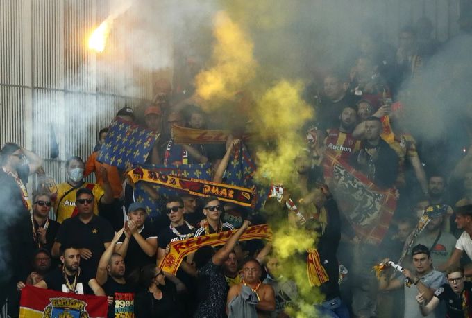 Fans des RC Lens feuern ihr Team an. Ligue 1