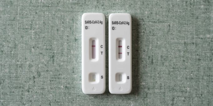 Ein negativer und ein positiver Test auf das Coronavirus. (Symbolbild) Coronavirus