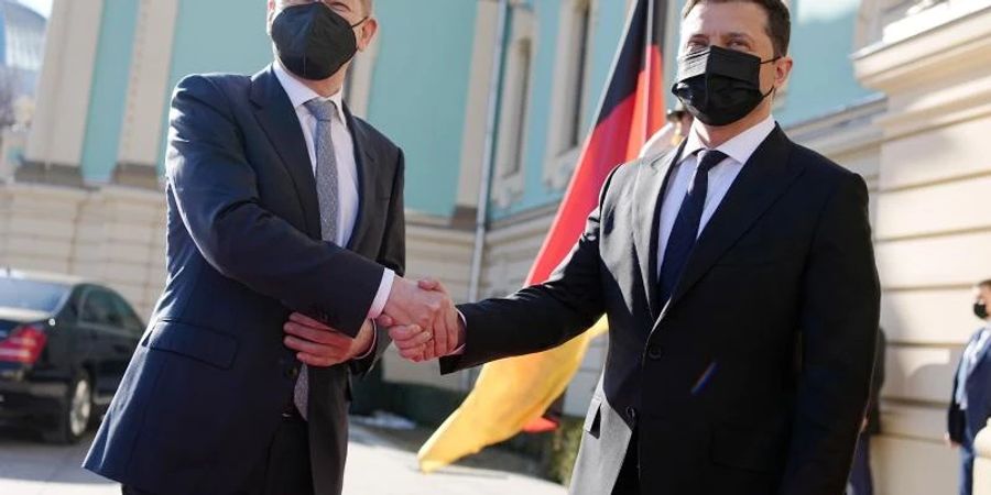 Bundeskanzler Olaf Scholz (SPD, l) wird am Marienpalast von Wolodymyr Selenskyj, Präsident der Ukraine, empfangen. Thema des gemeinsamen Gesprächs wird die Ukraine-Krise sein. Rein formal ist es sein Antrittsbesuch als Kanzler. Foto: Kay Nietfeld/dpa