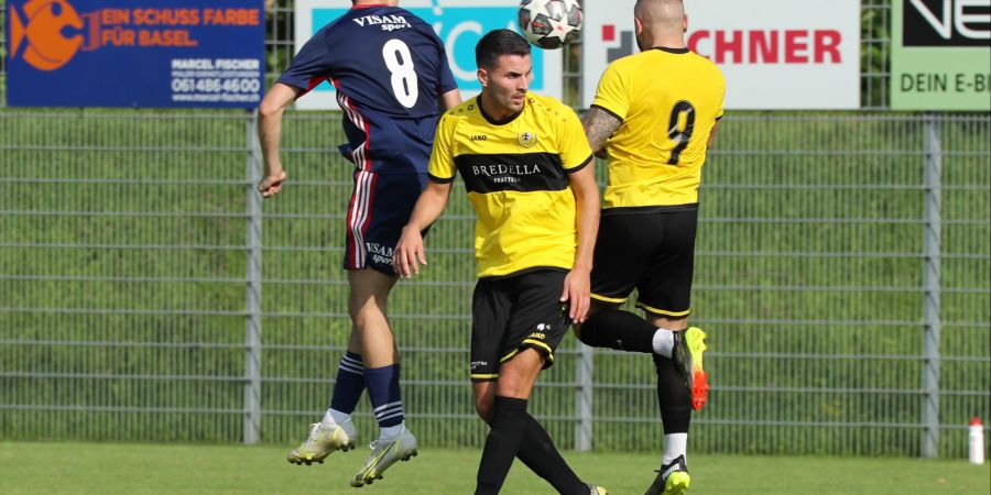 Prattelns Abwehrchef Robin Risch (Mitte) im Spiel gegen den FC Allschwil. - Pratteln