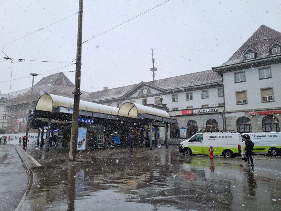 Der verschneite Freiburger Bahnhof (610 Meter über Meer) am Freitag