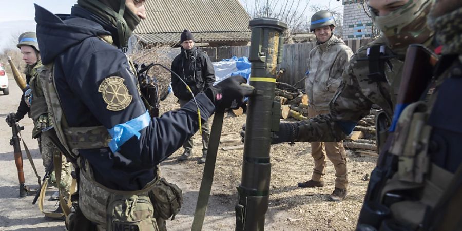 Zwei Ukrainische Soldaten halten eine Panzerfaust, während weitere die Szene beobachten. Foto: Andrea Filigheddu/ZUMA Press Wire/dpa