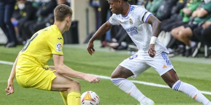 Juan Foyth (l) von Villarreal im Zweikampf gegen Vinicius Junior von Real Madrid. Foto: Alberto Saiz/AP/dpa Juan Foyth (l) von Villarreal im Zweikampf gegen Vinicius Junior von Real Madrid. Foto: Alberto Saiz/AP/dpa