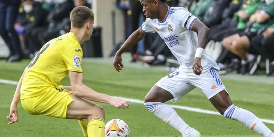 Juan Foyth (l) von Villarreal im Zweikampf gegen Vinicius Junior von Real Madrid. Foto: Alberto Saiz/AP/dpa