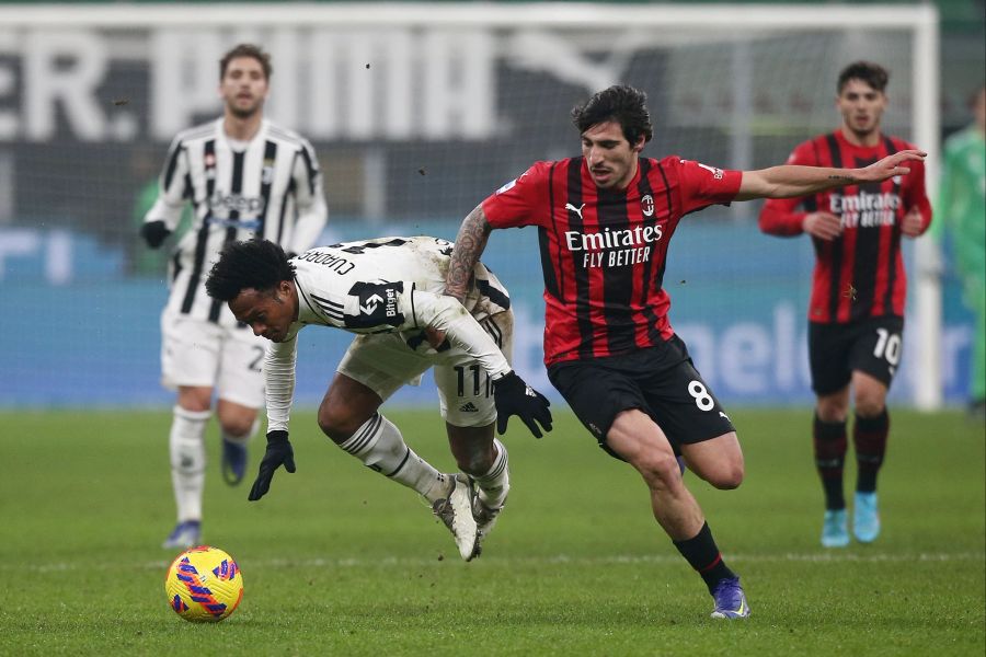 Das Spiel im San Siro ist hart umkämpft.