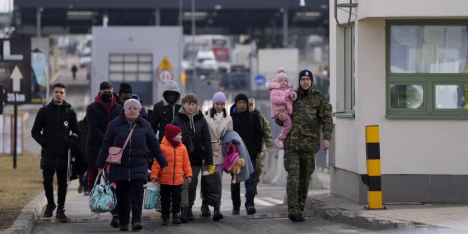Flüchtlinge am ukrainisch-polnischen Grenzübergang Prezemysl am 1. März 2022. Ukraine Konflikt Polen Flüchtlinge
