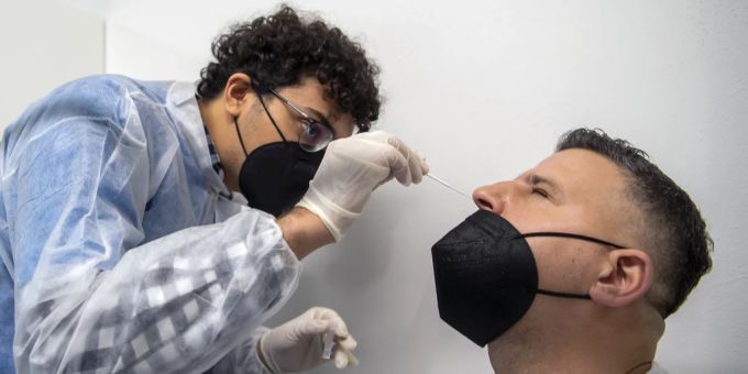 Ein Mann lässt sich am 30. Dezember 2021 auf das Coronavirus testen. Coronavirus Test Schweiz