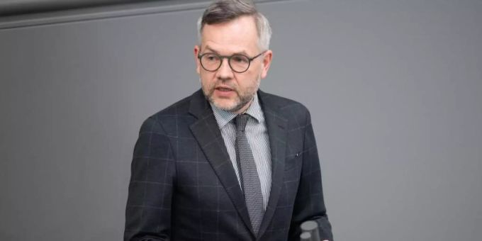 Michael Roth (SPD), Vorsitzender des Auswärtigen Ausschusses, rechnet nicht damit, dass ein «grünes Label» für Atom- und Gaskraftwerke noch abzuwenden ist. Foto: Christophe Gateau/dpa Michael Roth (SPD), Vorsitzender des Auswärtigen Ausschusses, rechnet nicht damit, dass ein «grünes Label» für Atom- und Gaskraftwerke noch abzuwenden ist. Foto: Christophe Gateau/dpa