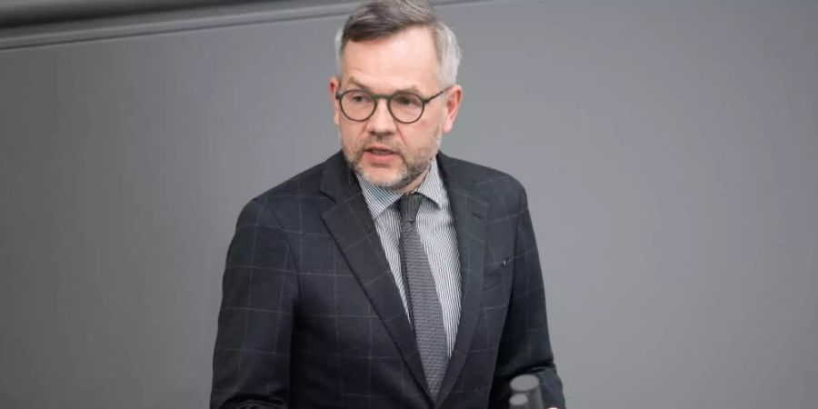 Michael Roth (SPD), Vorsitzender des Auswärtigen Ausschusses, rechnet nicht damit, dass ein «grünes Label» für Atom- und Gaskraftwerke noch abzuwenden ist. Foto: Christophe Gateau/dpa