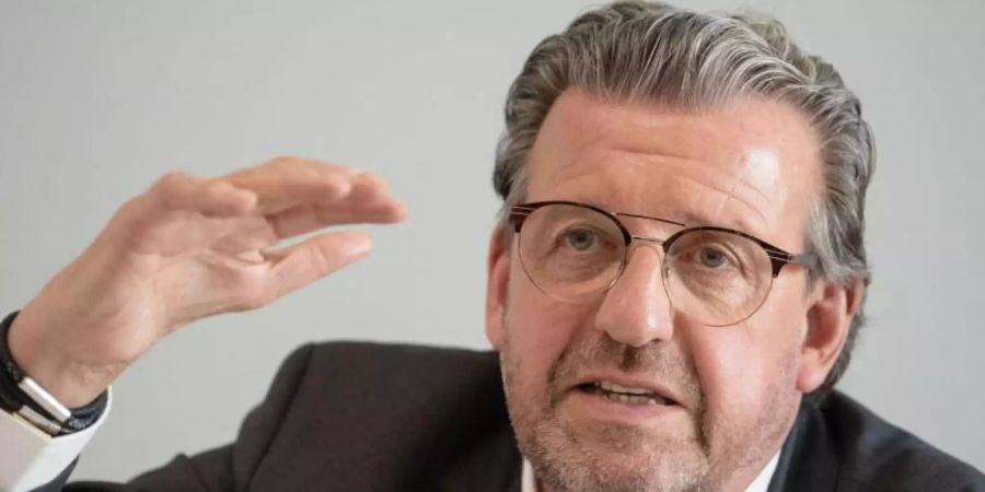 «Diejenigen, die in der Produktion arbeiten, die müssen da sein, für die hat sich nichts geändert»: Stefan Wolf. Foto: Marijan Murat/dpa
