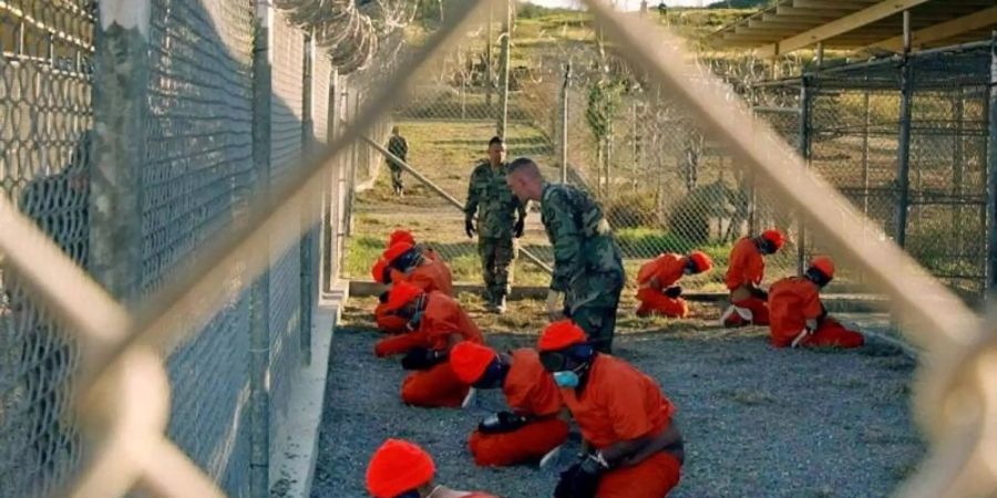 In orangefarbenen Overalls gekleidete Häftlinge im US-Gefangenenlager Guantánamo im Januar 2002. Foto: Shane T. McCoy/US-Navy/epa/dpa