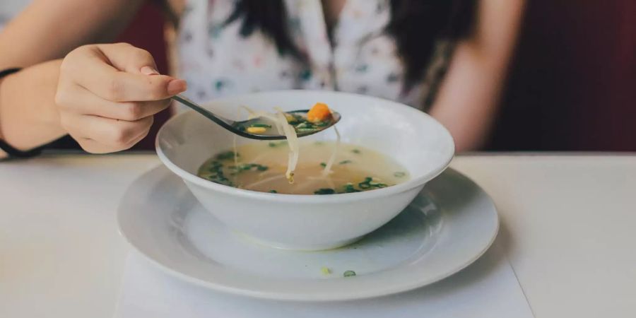 Teller weiss Suppe Frau Hand Löffep
