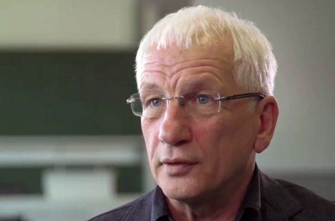 Professor Albert Scherr ist Soziologe udn forscht unter anderem zu den Themen Flucht, Migration und Rassismus. Albert Scherr