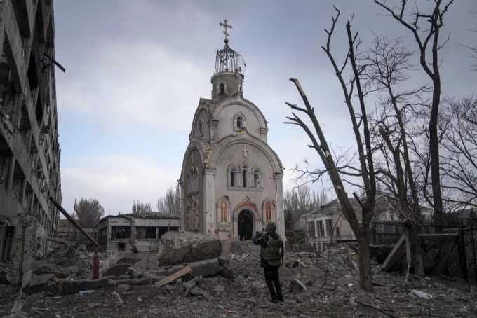 Eine Kirche im ukrainischen Mariupol, die bei einem Angriff von Russlands Präsident Wladimir Putin beschädigt wurde. wladimir Putin