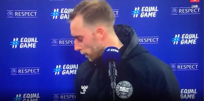 Christian Eriksen schaut dem Wurfgeschoss verdutzt nach. Christian Eriksen