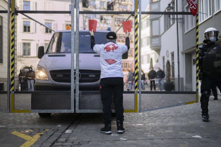 Mit Zäunen blockierte die Polizei die unbewilligte Demo in St. Gallen.