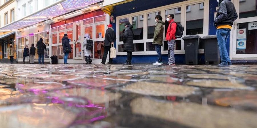 Eine Schlange vor einem Bordell in der berühmten Herbertstrasse nahe der Reeperbahn. Foto: Jonas Walzberg/dpa