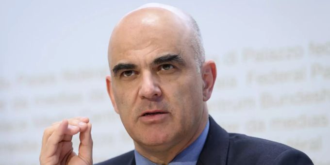 Bundesrat Alain Berset spricht sich während einer Medienkonferenz gegen die Volksinitiative Kinder und Jugendliche ohne Tabakwerbung aus. Alain Berset Tabakwerbeverbot
