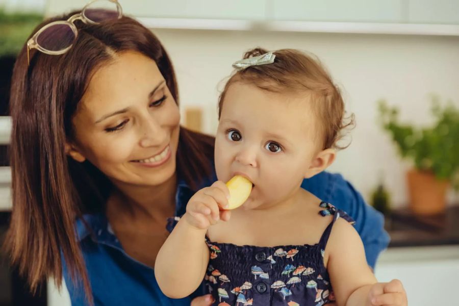 Frau Baby Apfelschnitz in Babyhand