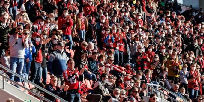 Fans von Ingolstadt feuern ihre Mannschaft an: Ab März dürfen die Stadionränge wieder bis zu 75 Prozent ausgelastet werden. Foto: Matthias Balk/dpa Fans von Ingolstadt feuern ihre Mannschaft an: Ab März dürfen die Stadionränge wieder bis zu 75 Prozent ausgelastet werden. Foto: Matthias Balk/dpa