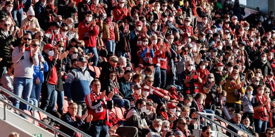 Fans von Ingolstadt feuern ihre Mannschaft an: Ab März dürfen die Stadionränge wieder bis zu 75 Prozent ausgelastet werden. Foto: Matthias Balk/dpa