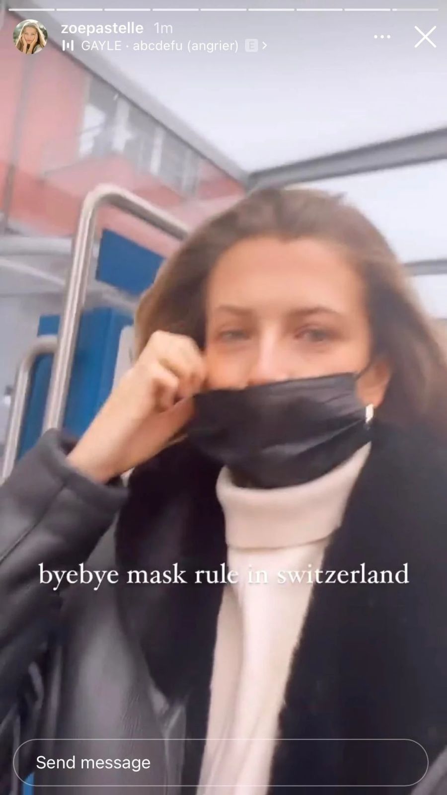 Zoe Pastelle wirft ihre Maske weg.