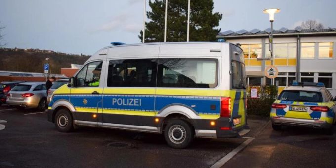 Eine Spielzeugwaffe hat in Obrigheim einen Grosseinsatz der Polizei und die Evakuierung einer Schule ausgelöst. Foto: Leonard Buchner/Einsatz-Report24/dpa Eine Spielzeugwaffe hat in Obrigheim einen Grosseinsatz der Polizei und die Evakuierung einer Schule ausgelöst. Foto: Leonard Buchner/Einsatz-Report24/dpa
