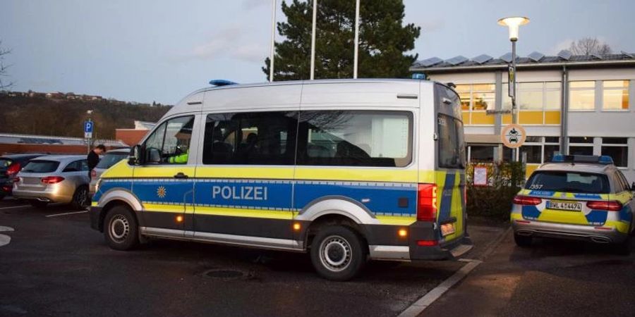 Eine Spielzeugwaffe hat in Obrigheim einen Grosseinsatz der Polizei und die Evakuierung einer Schule ausgelöst. Foto: Leonard Buchner/Einsatz-Report24/dpa