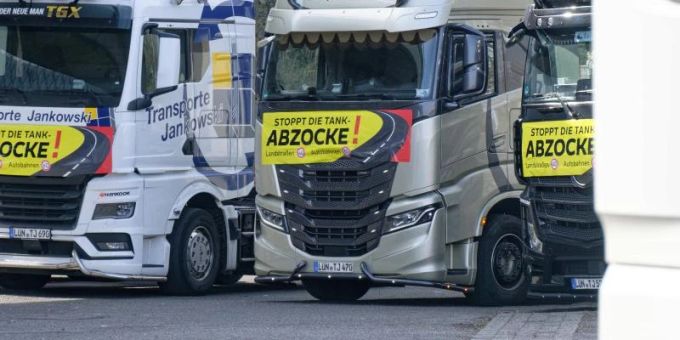 Wie hier in Köln protestierten in vielen Regionen Deutschlands Lkw-Fahrer gegen die aktuellen Dieselpreise. Foto: Henning Kaiser/dpa Wie hier in Köln protestierten in vielen Regionen Deutschlands Lkw-Fahrer gegen die aktuellen Dieselpreise. Foto: Henning Kaiser/dpa