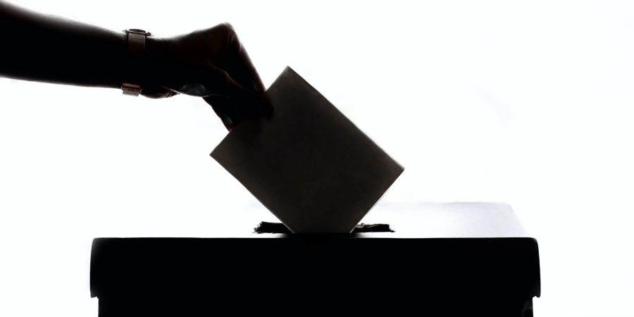 Karton Umschlag Hand schwarz weiss