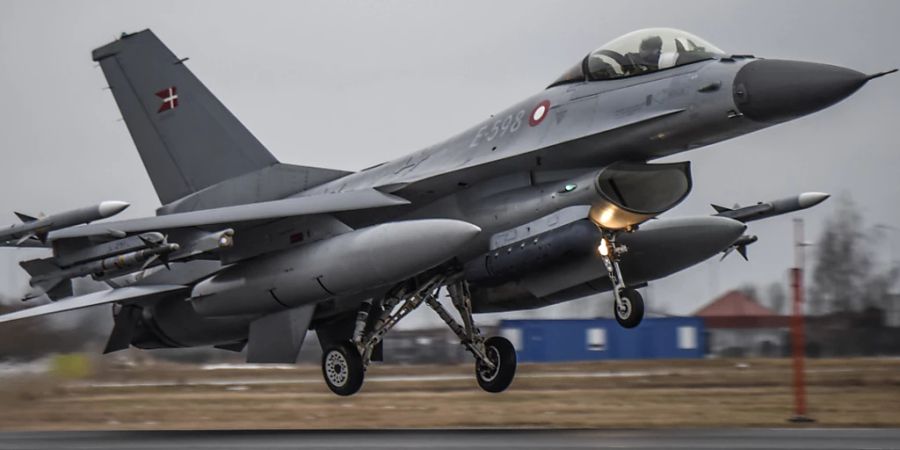 HANDOUT - Ein F-16-Kampfjet der dänischen Luftwaffe landet auf dem Luftwaffenstützpunkt Siauliai. Die dänische Luftwaffe verstärkt die «Baltic Air Policing Mission» der NATO mit vier F-16-Kampfjets in Litauen. Foto: Uncredited/Lithuanian Ministry of National Defense/AP/dpa - ACHTUNG: Nur zur redaktionellen Verwendung im Zusammenhang mit der aktuellen Berichterstattung und nur mit vollständiger Nennung des vorstehenden Credits