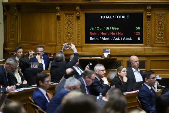 Mitglieder der SVP-Fraktion fotografieren das Resultat der Abstimmung zum UNO-Sicherheitsratssitz, 10. März 2022. SVP UNO-Sicherheitsrat