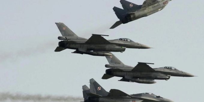 Zwei Mig 29 der polnischen Luftwaffe aus russischer Produktion fliegen über und unter zwei F-16-Kampfjets der polnischen Luftwaffe aus amerikanischer Produktion. Foto: Alik Keplicz/AP/dpa Zwei Mig 29 der polnischen Luftwaffe aus russischer Produktion fliegen über und unter zwei F-16-Kampfjets der polnischen Luftwaffe aus amerikanischer Produktion. Foto: Alik Keplicz/AP/dpa