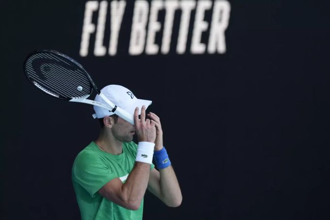 Novak Djokovic beim Training in Melborne. Im Hintergrund eine (passende?) Werbung. AP Photo/Mark Baker Australian Open Djokovic