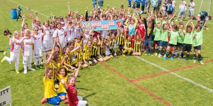 Das SWISS GIRLS CUP-Turnier steht allen Mädchen-Teams im Alter zwischen 5 – 19 Jahren offen, welche in einem Fussballclub spielen. Gruppenfoto von Mädchen-Fusballerinnen