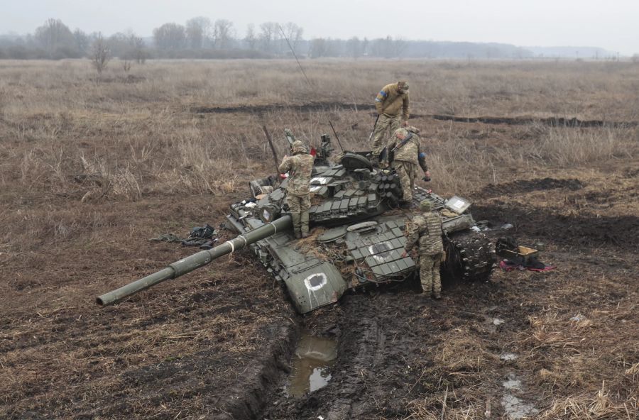 Ukrainische Soldaten inspizieren einen russischen Panzer, in dem von der ukrainischen Armee zurückeroberten Dorf Nova Basan im Gebiet Kiew.