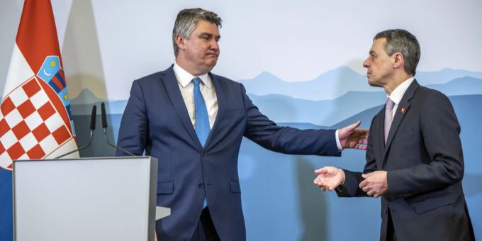 Der kroatische Präsident Zoran Milanovic hat die Schweiz am 7. April 2022 besucht. Neben ihm steht der Bundesrat Ignazio Cassis. ukraine krieg
