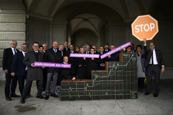 Die Mitte reicht ihre Initiative ein, die zum Ziel hat, dass die Prämien für die Krankenkasse nicht weiter steigen. Krankenkasse