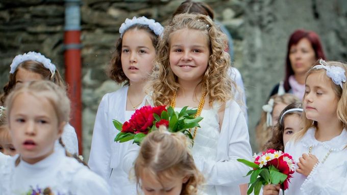 Mädchen an der Fronleichnam-Prozession in Heidadorf Visperterminen. Mädchen in weiss