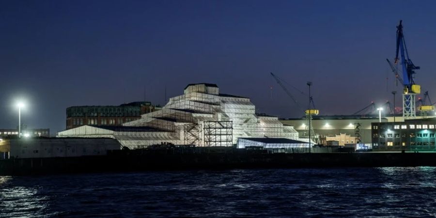 Jacht «Dilbar» im Reparaturdock im Hamburger Hafen