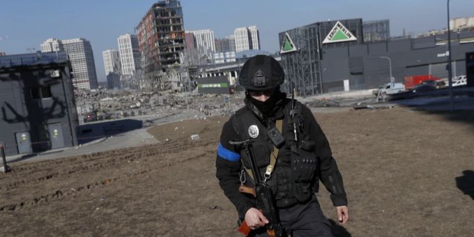 Ukraine Krieg: Ein ukrainischer Soldat in einem stark beschädigten Teil der Hauptstadt Kiew. Ukraine Krieg