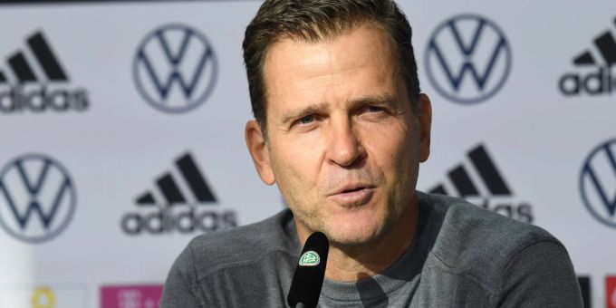 DFB-Direktor Oliver Bierhoff möchte schnell das Team-Quartier in Katar buchen. DFB-Direktor Oliver Bierhoff möchte schnell das Team-Quartier in Katar buchen.