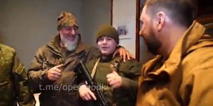 Der damals 14-jährige Adam Kadyrow posiert in der Ukraine mit einem Gewehr. Ukraine-Krieg Adam Kadyrow