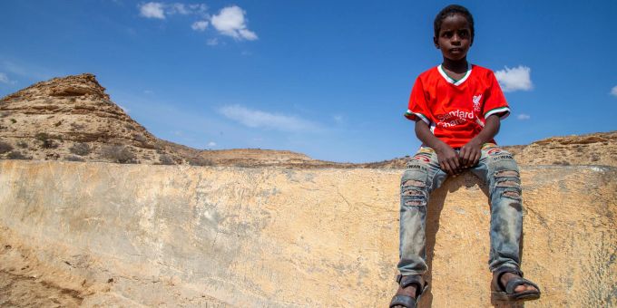 Der Krieg in der Ukraine hat gravierende Auswirkungen auf die Lebensmittelversorgung in ärmeren Ländern, zum Beispiel in Somalia. Junge in Somalia