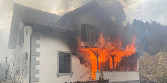 Älteres Einfamilienhaus in Flammen.