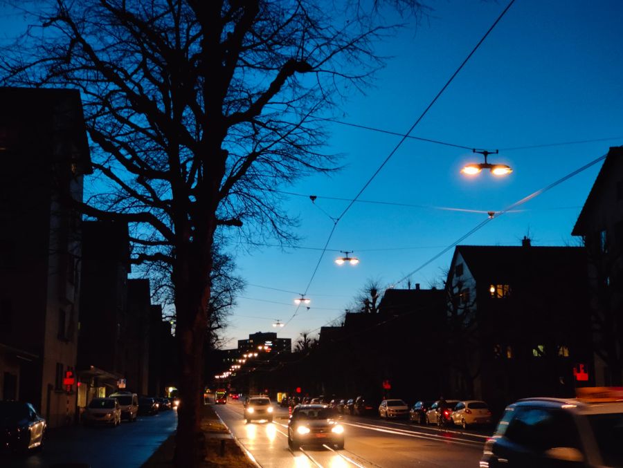 Auch der Nachtmodus — hier bei zweifachem Zoom — kann auf ganzer Linie beeindrucken.