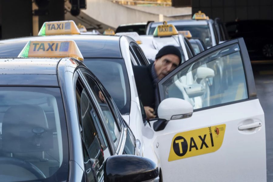 Erst machte ihnen die Corona-Pandemie zu schaffen, jetzt die hohen Benzinpreise. Taxifahrer stehen deshalb vor einer weiteren Herausforderung.