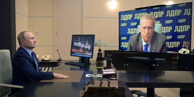 Waldimir Putin unterhält sich per Videoschalte mit Wladimir Schirinowski, Fraktionschef der LDPR, am 5. Oktober 2021. ldpr