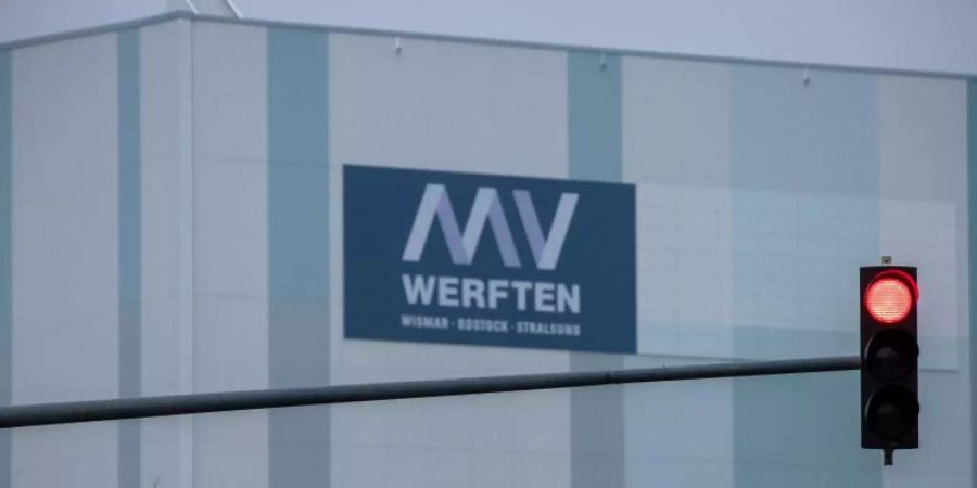Das Amtsgericht Schwerin prüft die Zulässigkeit der insgesamt acht eingegangenen Insolvenzanträge für Gesellschaften der MV Werften. Foto: Jens Büttner/dpa-Zentralbild/dpa