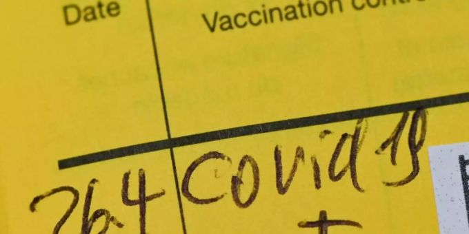 In einem Impfausweis ist der Eintrag einer Erstimpfung gegen das Coronavirus zu lesen. Foto: Patrick Pleul/dpa-Zentralbild/dpa In einem Impfausweis ist der Eintrag einer Erstimpfung gegen das Coronavirus zu lesen. Foto: Patrick Pleul/dpa-Zentralbild/dpa